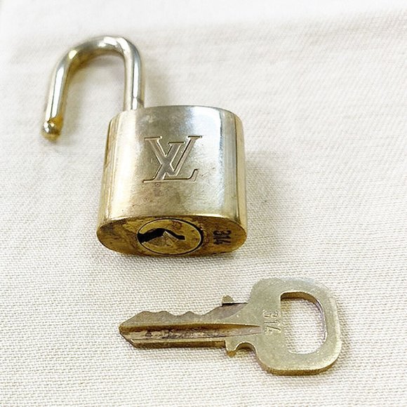 Authentic LOUIS VUITTON LV 10 SET PADLOCK CADENA KEY BAG CHARM GOLD PLATED - Picture 2 of 4